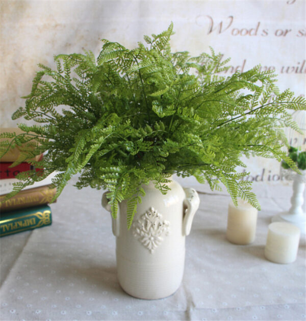 Bouquet de fougère artificielle dans un pot blanc
