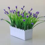 Petites plantes artificielles de couleurs violette et verte.