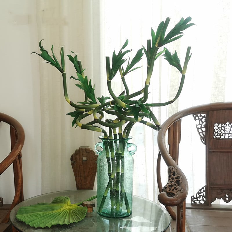 Bambou artificiel dans un vase sur une table