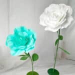 fleur artificielle bleu et blanc