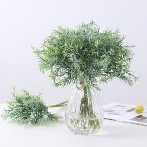 Plante artificielle dans un vase transparent avec de l'eau.