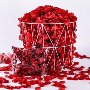 Panière remplie de pétales de roses rouges artificiels.