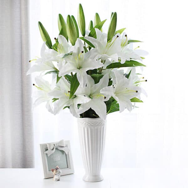 Bouquet de lys artificiel blanc dans un vase.