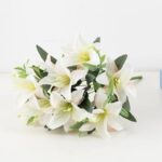 Bouquet de lys artificiel à fleurs blanches sur fond blanc