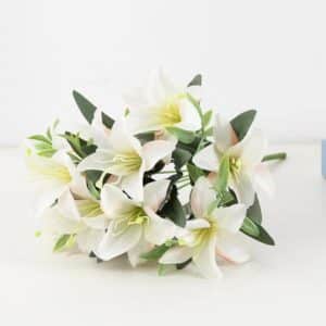 Bouquet de lys artificiel à fleurs blanches sur fond blanc