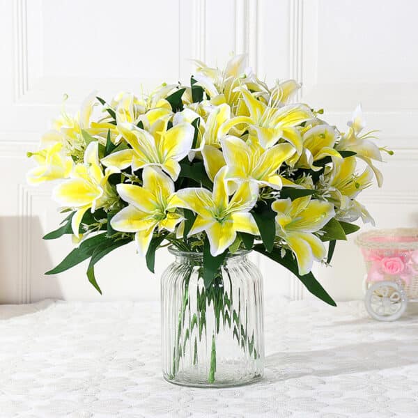 Bouquet de lys à fleurs jaunes dans un vase transparent.