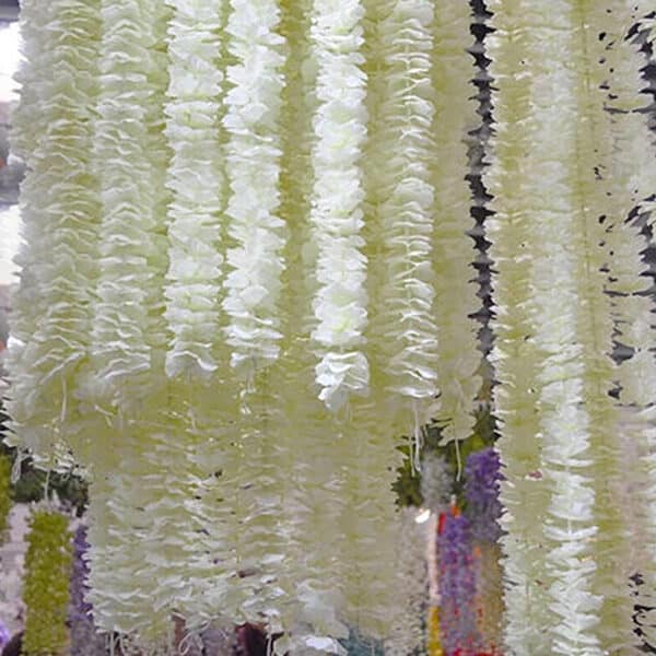 Plusieurs guirlandes de fleurs artificielles blanches suspendues