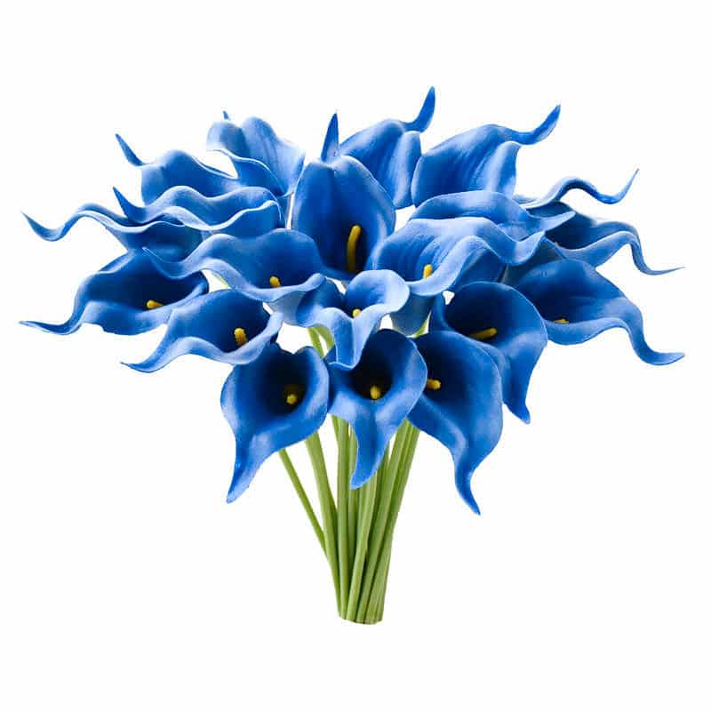 Bouquet de lys bleus artificiels sur fond blanc.