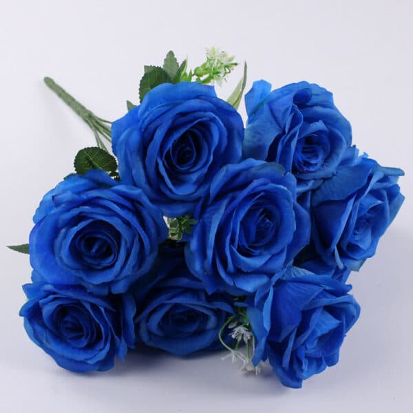 Bouquet de 10 roses bleues artificielles sur fond blanc.
