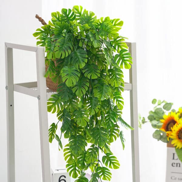 Photo d'une plante artificielle tombante sur une étagère