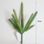 Photo d'un petit cactus artificiel à 7 branches