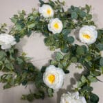 Guirlande artificielle d'eucalyptus et de roses blanches pour intérieur et extérieur.