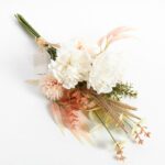Bouquet de fleurs en plastique blanches et roses clair avec des feuille verte et lié par un fil marron. Sur une fond blanc
