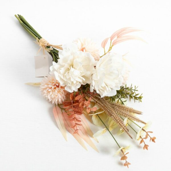 Bouquet de fleurs en plastique blanches et roses clair avec des feuille verte et lié par un fil marron. Sur une fond blanc